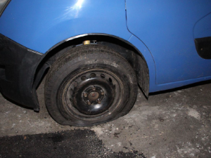 Policie navrhla obžalovat muže, který šroubovákem ničil pneumatiky ukrajinských aut