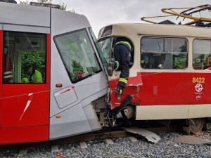 V Praze se srazily dvě tramvaje. Řidiče vyprošťují hasiči