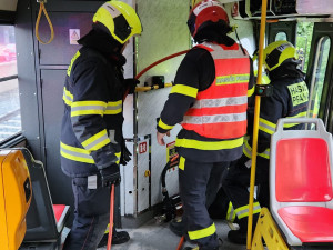 V Praze se srazily dvě tramvaje. Řidiče vyprošťují hasiči