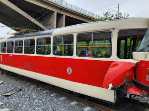 V Praze se srazily dvě tramvaje. Řidiče vyprošťují hasiči