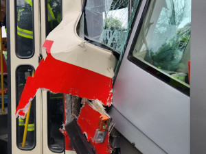 V Praze se srazily dvě tramvaje. Řidiče vyprošťují hasiči