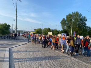 Třicítkáři dnes blokovali dopravu v Praze dvěma pochody