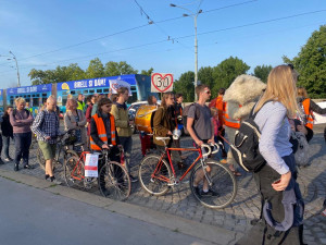 Třicítkáři dnes blokovali dopravu v Praze dvěma pochody