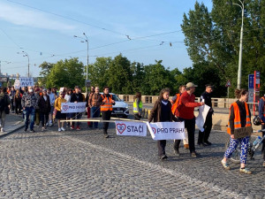 Třicítkáři dnes blokovali dopravu v Praze dvěma pochody