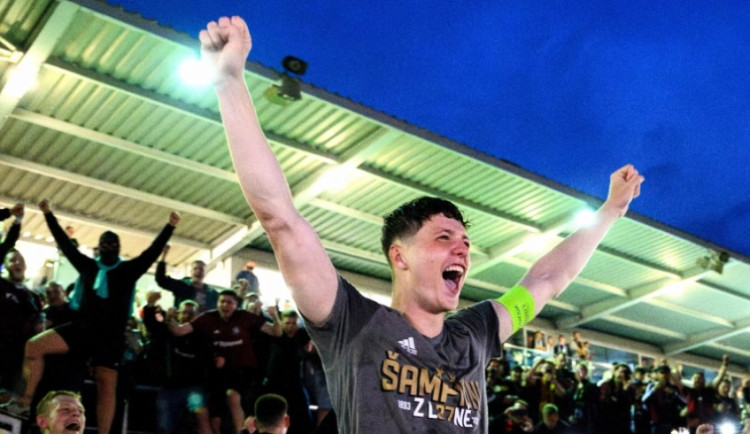 Fotbalisté Sparty slavili zisk titulu na benzince i v pražském klubu