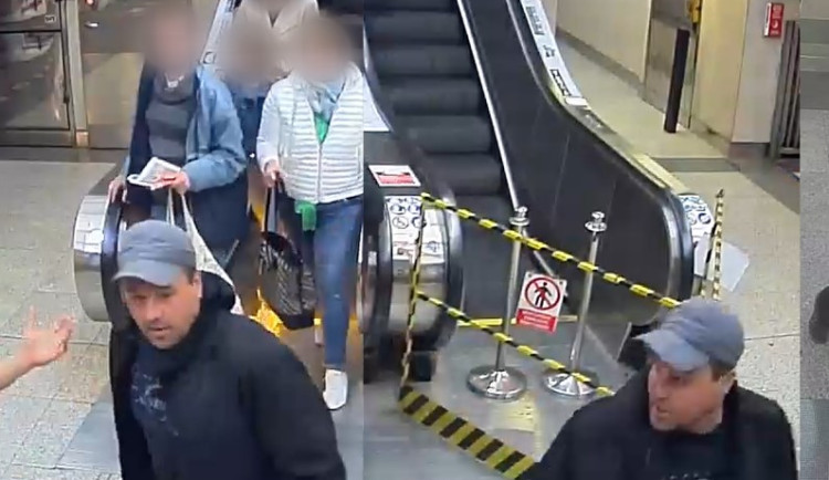 Muž spěchal na metro, cestou dal pěstí kolemjdoucímu. Hledá ho policie