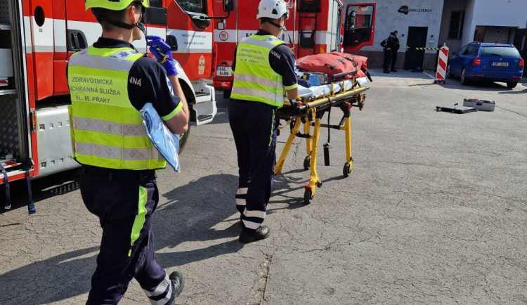 Tragédie v Praze. Muž zemřel přimáčknutý pod výtahem