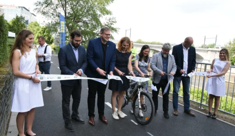 Praha 8 otevřela nově rozšířenou cyklostezku v Karlíně