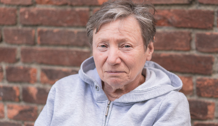 (NE)OBYČEJNÍ: Paní Šeberová se v areálu Bohnické nemocnice stará už 28 let o kočky pacientů