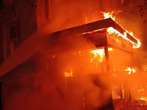 V noci na dnešek hořela Restaurace Kaštan v Praze 6. Škoda je tři miliony