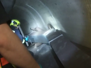 VIDEO: Uprchlý vězeň uvízl v metru, zastavili kvůli němu provoz