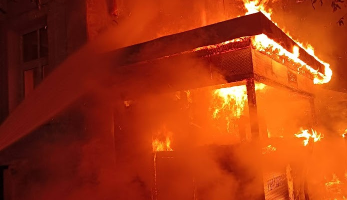 V noci na dnešek hořela Restaurace Kaštan v Praze 6. Škoda je tři miliony