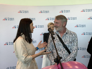 Na pražském letišti otevřel Pink Bubble Meditation Lounge. Nabízí lidem možnost odpočinku