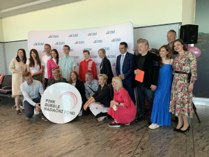 Na pražském letišti otevřel Pink Bubble Meditation Lounge. Nabízí lidem možnost odpočinku