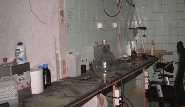 Gang vařil pervitin v prasečáku ve velkém. Na skladě měli drogy za dva miliony