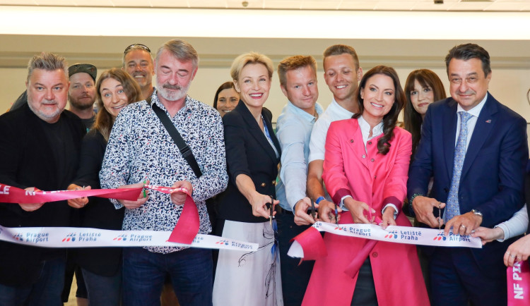 Na pražském letišti otevřel Pink Bubble Meditation Lounge. Nabízí lidem možnost odpočinku. Foto: Letiště Praha