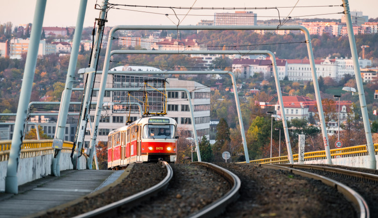 Opravy trvaly přes rok. Tramvaje mezi Ohradou a Palmovkou opět pojedou