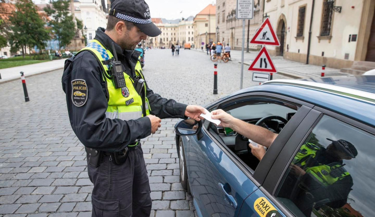 Pražští strážníci si posvítili na taxikáře, kteří cestující obrali o tisíce