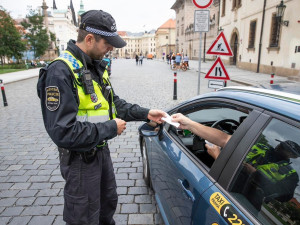 Pražští strážníci si posvítili na taxikáře, kteří cestující obrali o tisíce