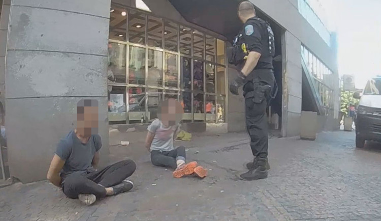 Na strážníky zaútočil v centru Prahy muž, opilá žena i její pes