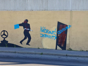 „Náckové jebnutý“. Radnice chce trest pro vandala, který ničí mural na počest Anthropoidu