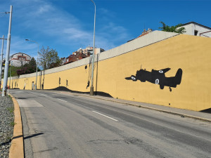 „Náckové jebnutý“. Radnice chce trest pro vandala, který ničí mural na počest Anthropoidu