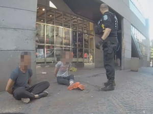 Na strážníky zaútočil v centru Prahy muž, opilá žena i její pes