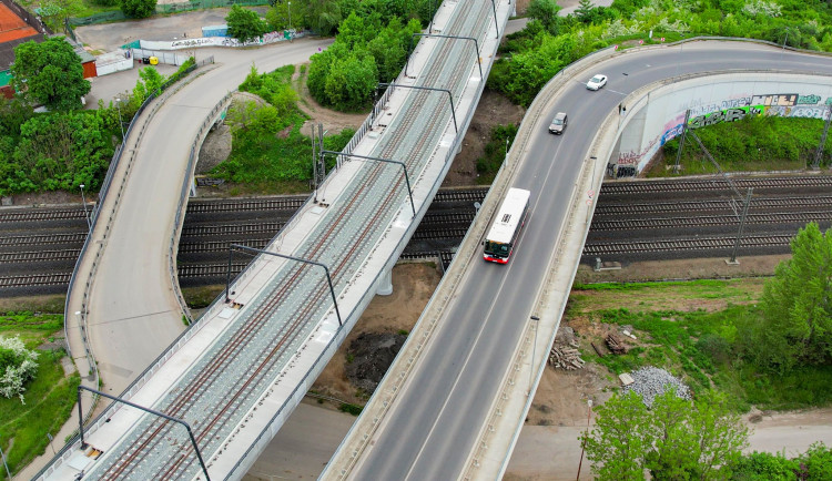 Dopravní podnik dokončil opravu trati a estakády z Ohrady přes Krejcárek na Palmovku