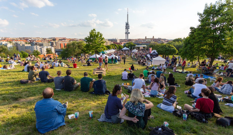 Žižkovské pivobraní je zpět. Nabízí muziku i mistrovství v otáčení pivních tácků