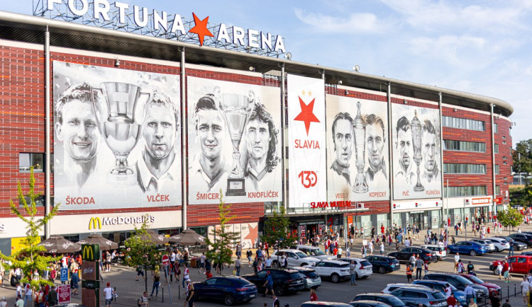 Na fanoušky West Hamu a Fiorentiny v Praze dohlídnou stovky policistů