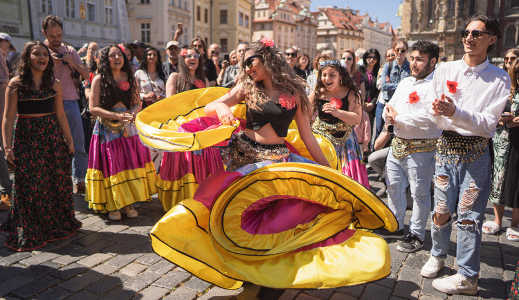 VIDEO: Pestrobarevný průvod festivalu Khamoro zaujal v Praze stovky kolemjdoucích