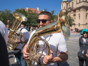 VIDEO: Pestrobarevný průvod festivalu Khamoro zaujal v Praze stovky kolemjdoucích