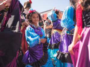 VIDEO: Pestrobarevný průvod festivalu Khamoro zaujal v Praze stovky kolemjdoucích