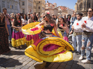 VIDEO: Pestrobarevný průvod festivalu Khamoro zaujal v Praze stovky kolemjdoucích