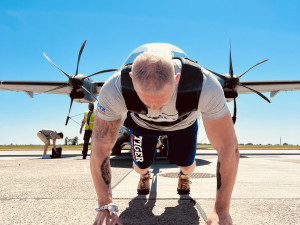 Na letišti v Kbelích strongman Tkadlčík utáhl na laně armádní letoun CASA C-295