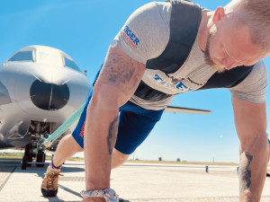 Na letišti v Kbelích strongman Tkadlčík utáhl na laně armádní letoun CASA C-295
