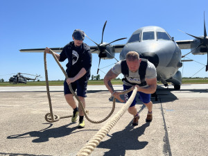 Na letišti v Kbelích strongman Tkadlčík utáhl na laně armádní letoun CASA C-295
