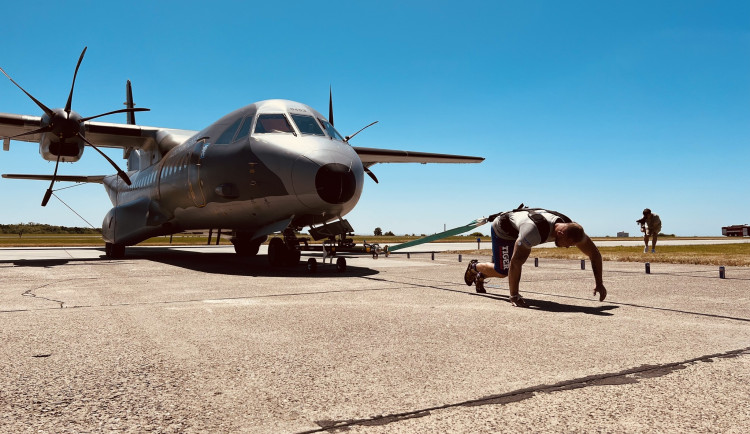 Tkadlčík táhl letadlo dvakrát.