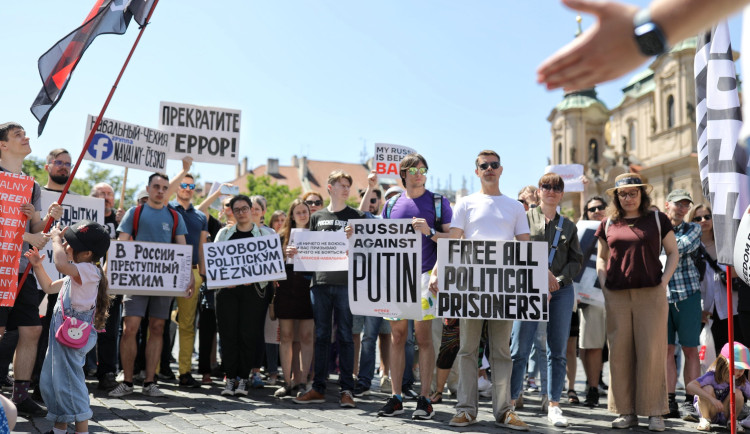 Na Staroměstském náměstí se sešli lidé, aby podpořili politického vězně Alexeje Navalného