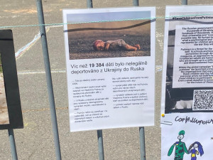 Před Ruskou ambasádou protestovali lidé proti deportaci ukrajinských dětí do Ruska