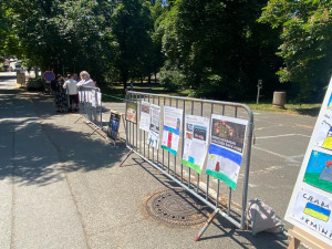 Před Ruskou ambasádou protestovali lidé proti deportaci ukrajinských dětí do Ruska