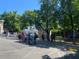 Před Ruskou ambasádou protestovali lidé proti deportaci ukrajinských dětí do Ruska