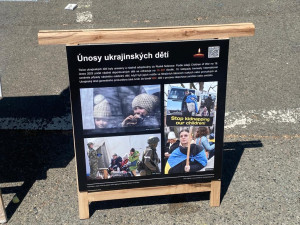 Před Ruskou ambasádou protestovali lidé proti deportaci ukrajinských dětí do Ruska