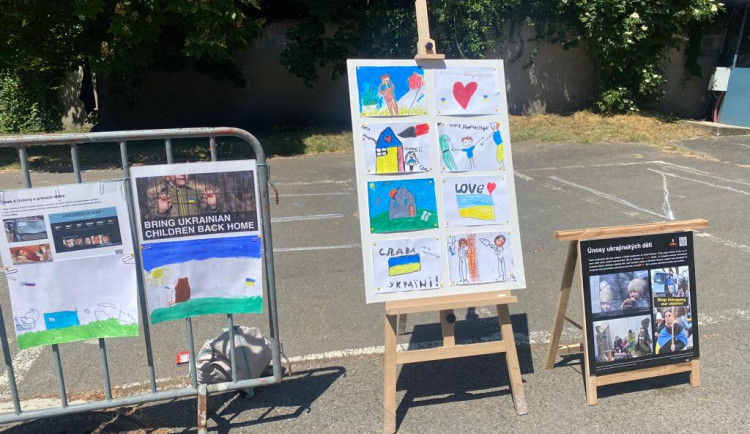 Před Ruskou ambasádou protestovali lidé proti deportaci ukrajinských dětí do Ruska