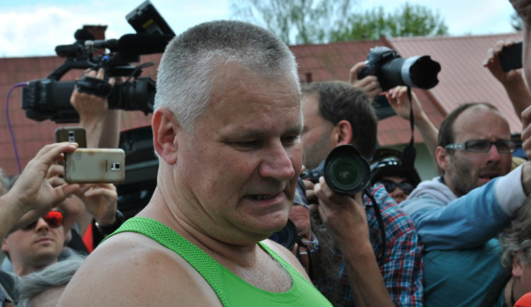 U Velké Bíteše havaroval omilostněný vrah Kajínek. Svým Mercedesem lehce zranil dva lidi