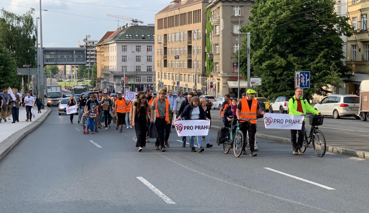 VIDEO: Třicítkáři opět blokují silnice v Praze. Jejich pochod už nechrání policie