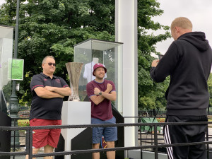 Pohár pro vítěze Evropské konferenční ligy je v Praze. Na fotku čekají fanoušci ve frontě