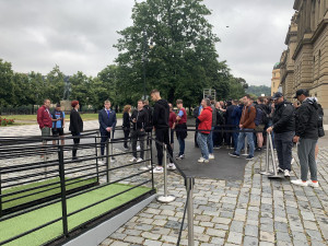 Pohár pro vítěze Evropské konferenční ligy je v Praze. Na fotku čekají fanoušci ve frontě