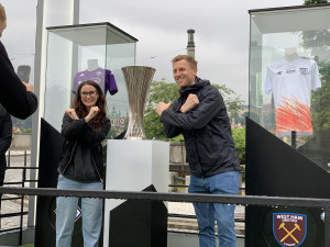 Pohár pro vítěze Evropské konferenční ligy je v Praze. Na fotku čekají fanoušci ve frontě