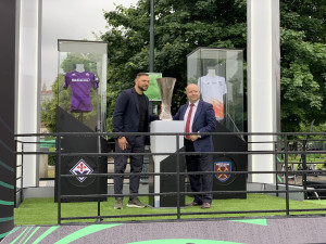 Pohár pro vítěze Evropské konferenční ligy je v Praze. Na fotku čekají fanoušci ve frontě